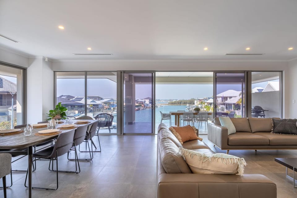 Sanctuary Cove I Private Properties House in Mandurah