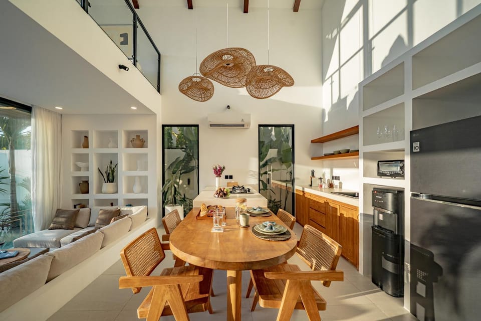 Kitchen or kitchenette, Dining area