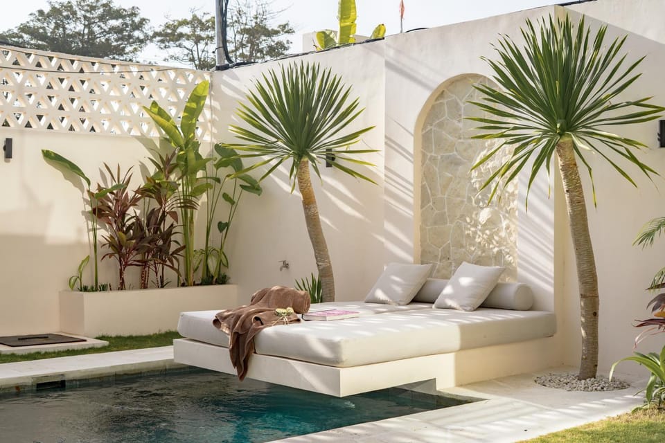 Swimming pool, sunbed