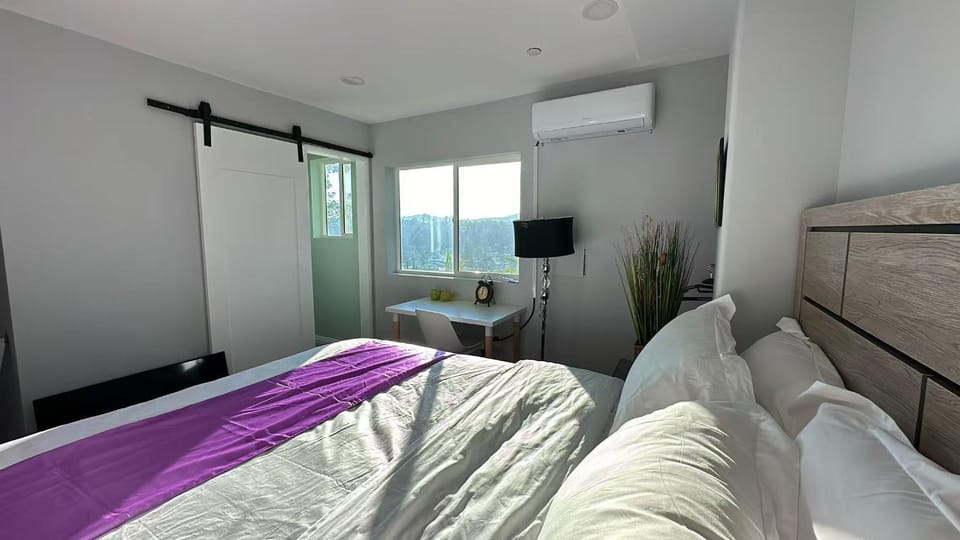 Palatine Dr Room 302 Bed and Breakfast in Alhambra