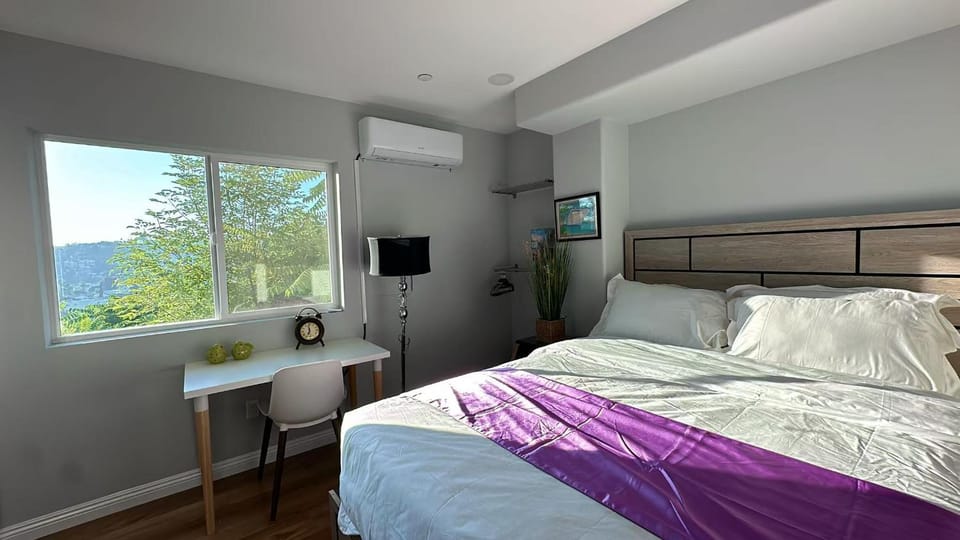 Palatine Dr Room 302 Bed and Breakfast in Alhambra