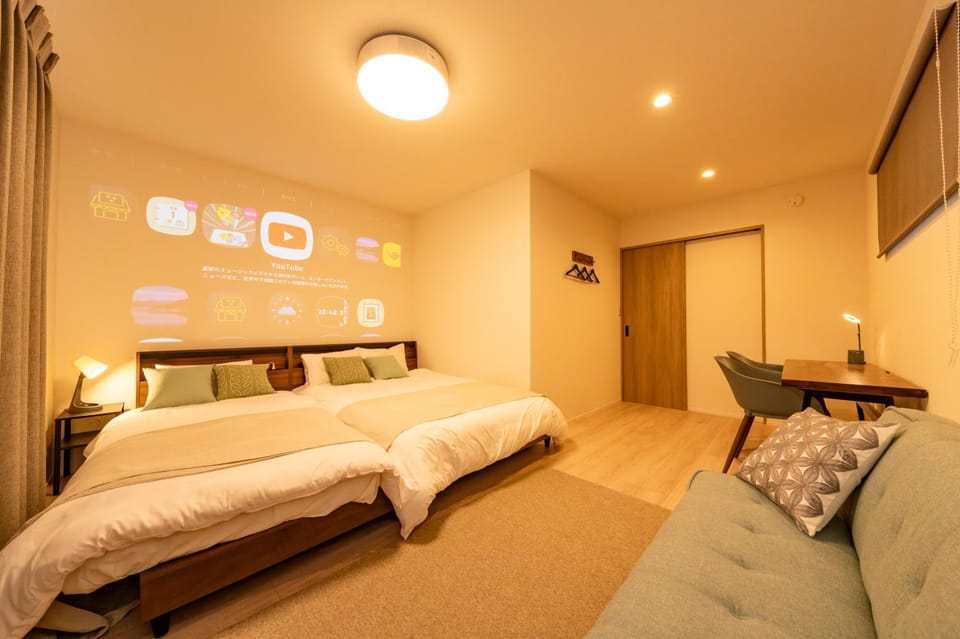 Bed, TV and multimedia, Bedroom