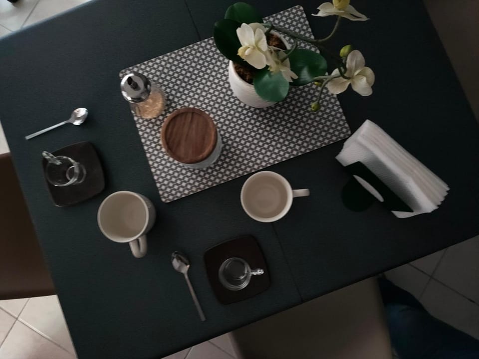 Coffee/tea facilities, Food and drinks, Food, Drinks