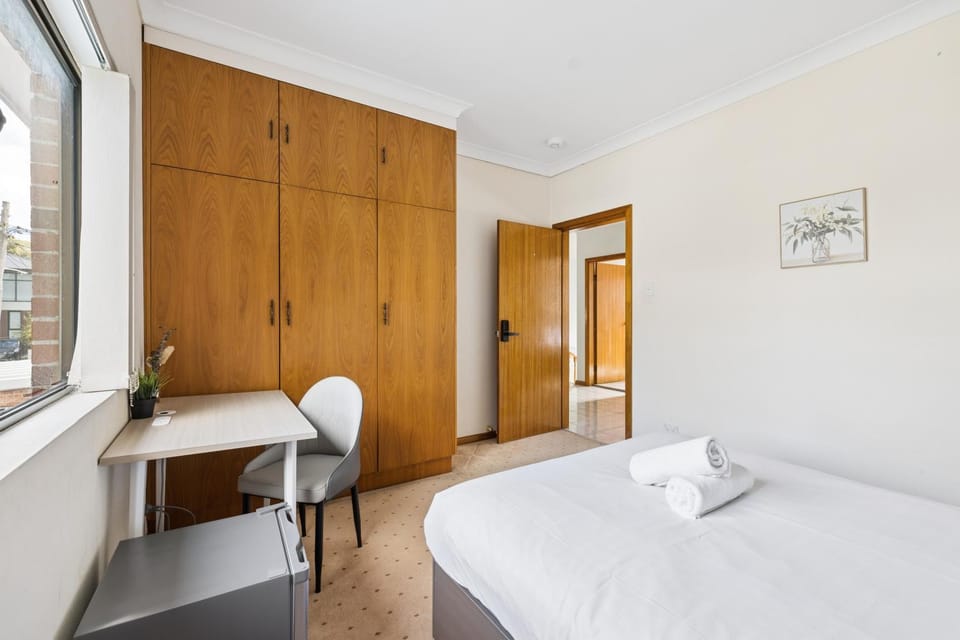 ROOM ONLY Double Room - 7-Min Walk to Carlton Station House in Sydney