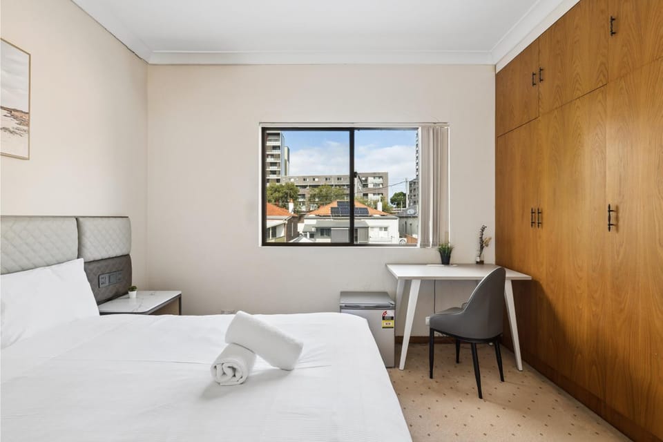 ROOM ONLY Double Room - 7-Min Walk to Carlton Station House in Sydney