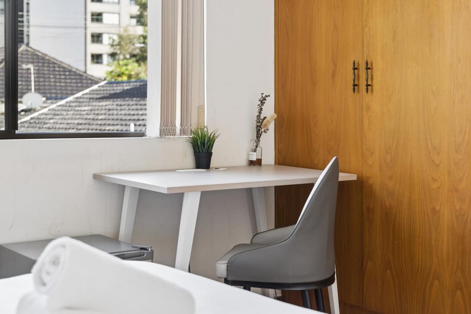ROOM ONLY Double Room - 7-Min Walk to Carlton Station House in Sydney