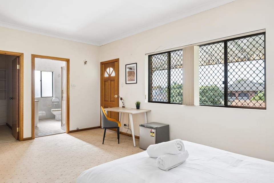 Double Room with shared bathroom - Close to Carlton Stn Bed and Breakfast in Sydney