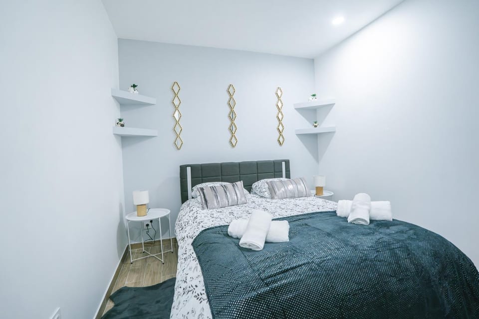Bed, Photo of the whole room, Bedroom, towels
