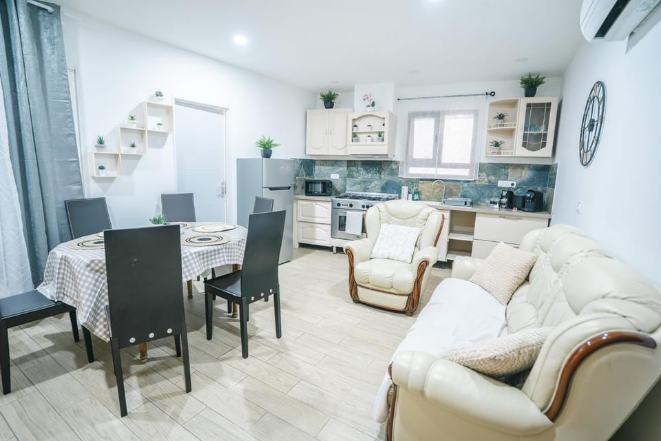 Seating area, Dining area, oven, pet friendly, stove