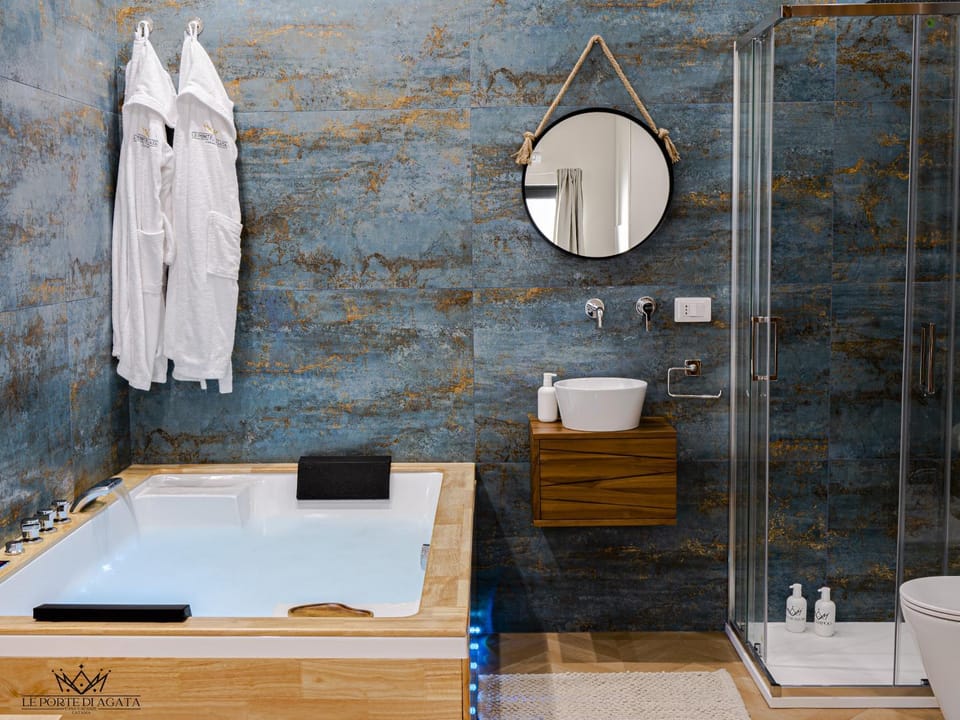 Hot Tub, Hot Tub, Bathroom, hair dryier