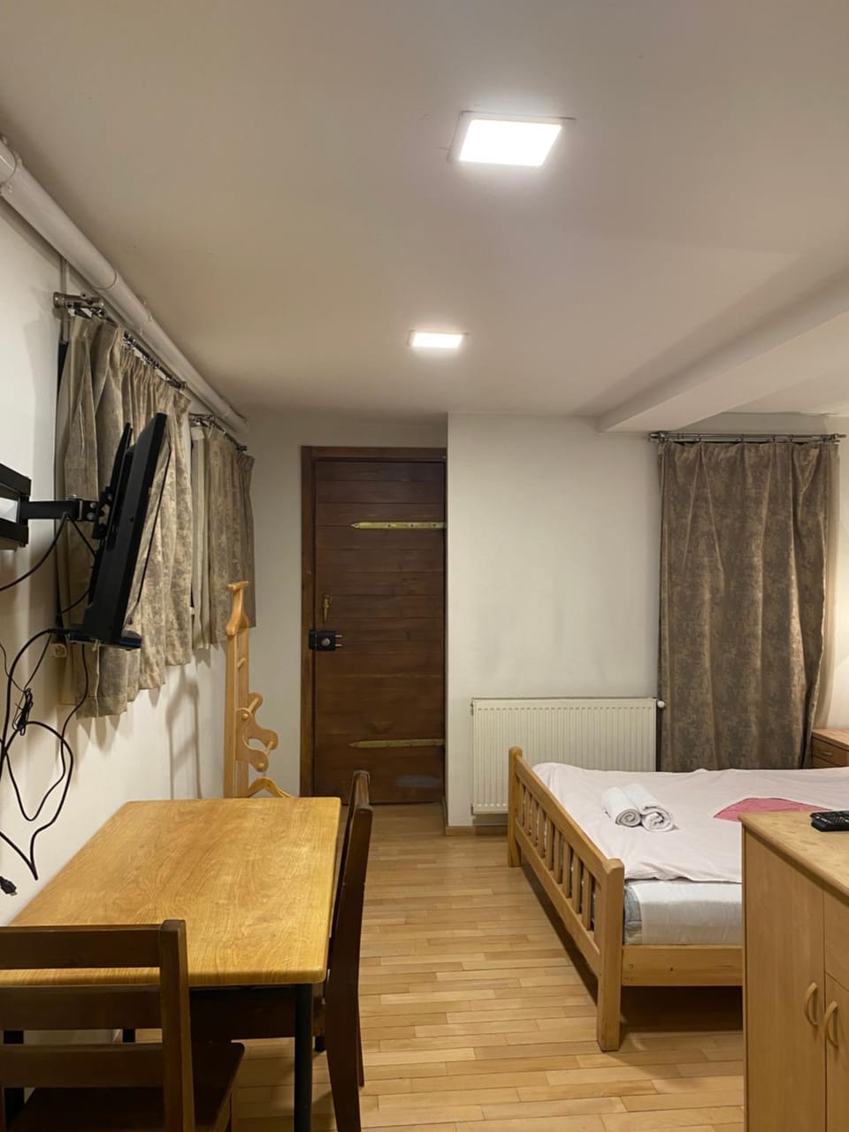 Bed, TV and multimedia, Photo of the whole room, Bedroom, towels