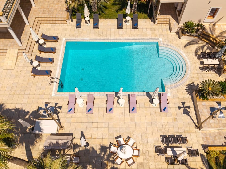 Property building, Pool view, Swimming pool, sunbed