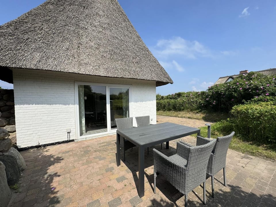 Property building, Patio, Natural landscape, Balcony/Terrace, Dining area