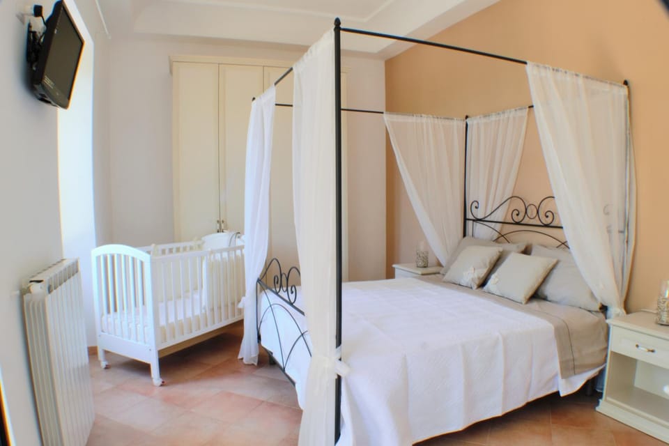 Photo of the whole room, cot