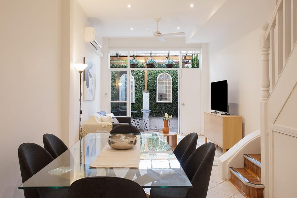 TV and multimedia, Living room, Seating area, Dining area, air conditioner