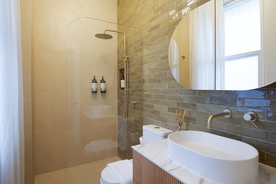 Shower, Toilet, Bathroom, towels