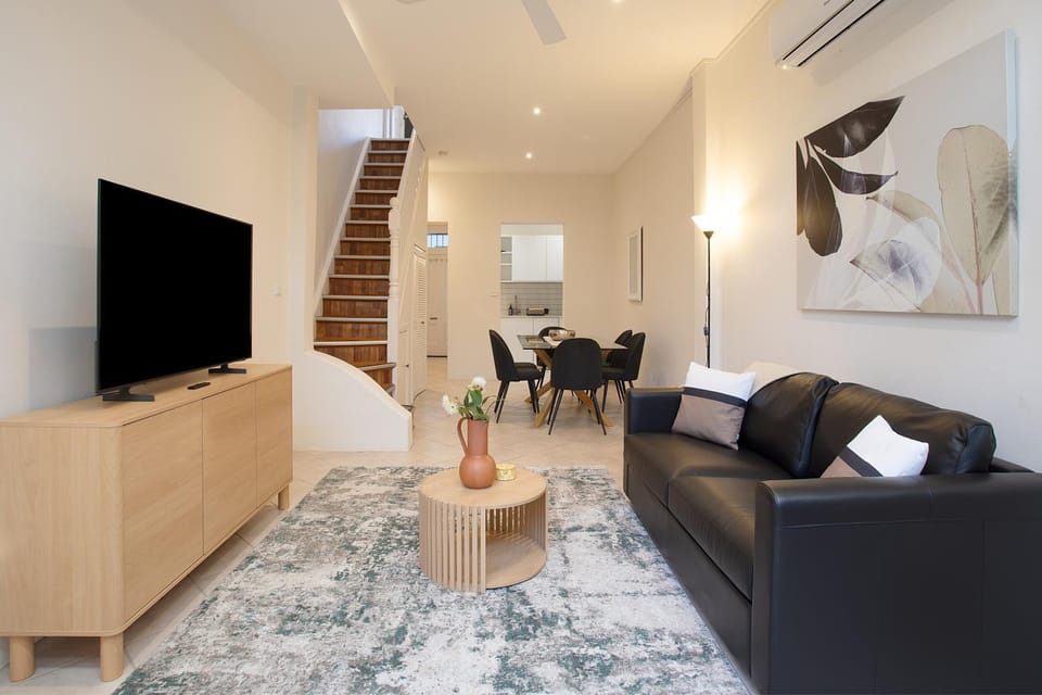 TV and multimedia, Living room, Seating area, Evening entertainment