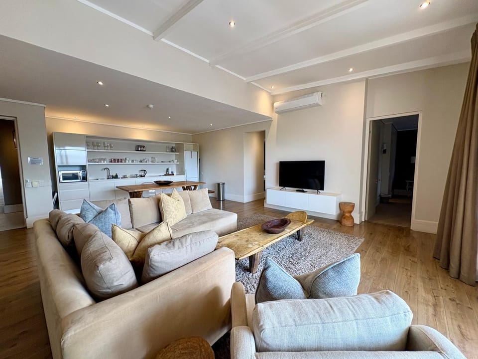 TV and multimedia, Kitchen or kitchenette, Living room, Seating area