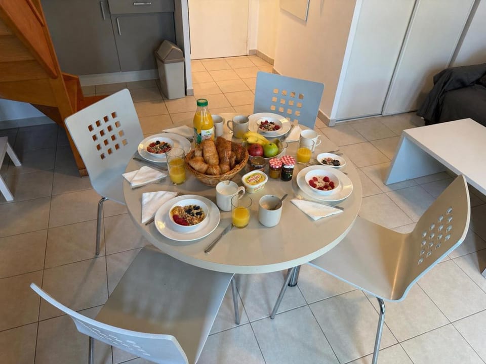 Living room, Dining area, Food, Breakfast, Lunch
