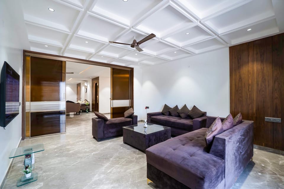 Communal lounge/ TV room, TV and multimedia, Living room, Seating area, Evening entertainment, air conditioner
