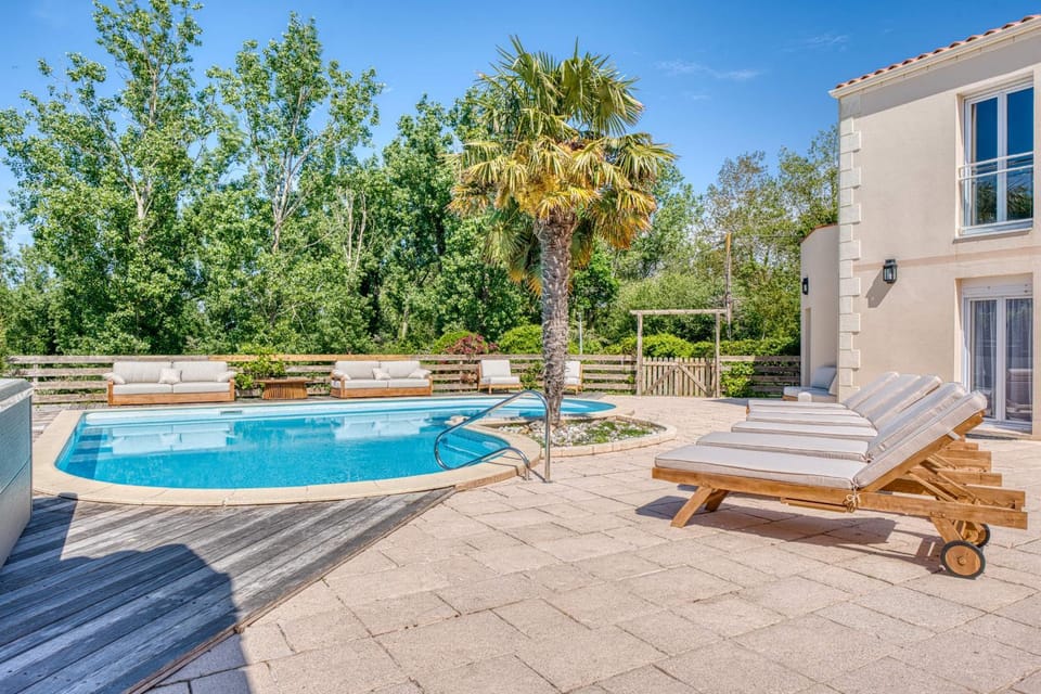 Property building, Patio, Spring, Day, Natural landscape, Garden, Garden view, Pool view, Swimming pool, sunbed