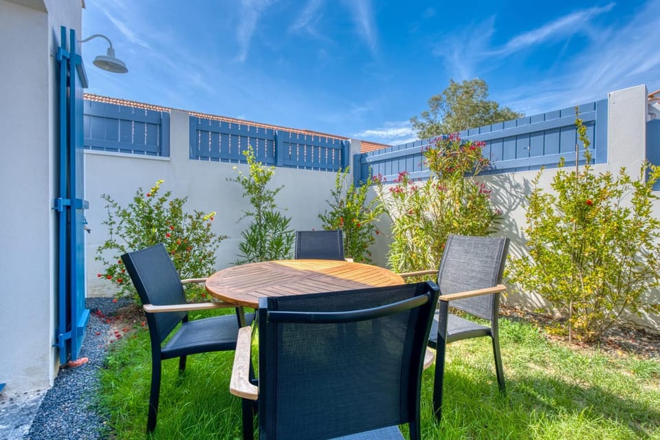 Patio, Day, Garden, Dining area, Garden view