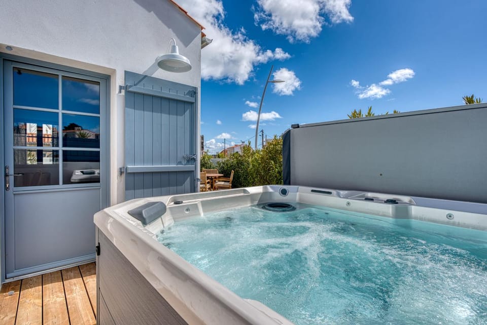 Day, Hot Tub