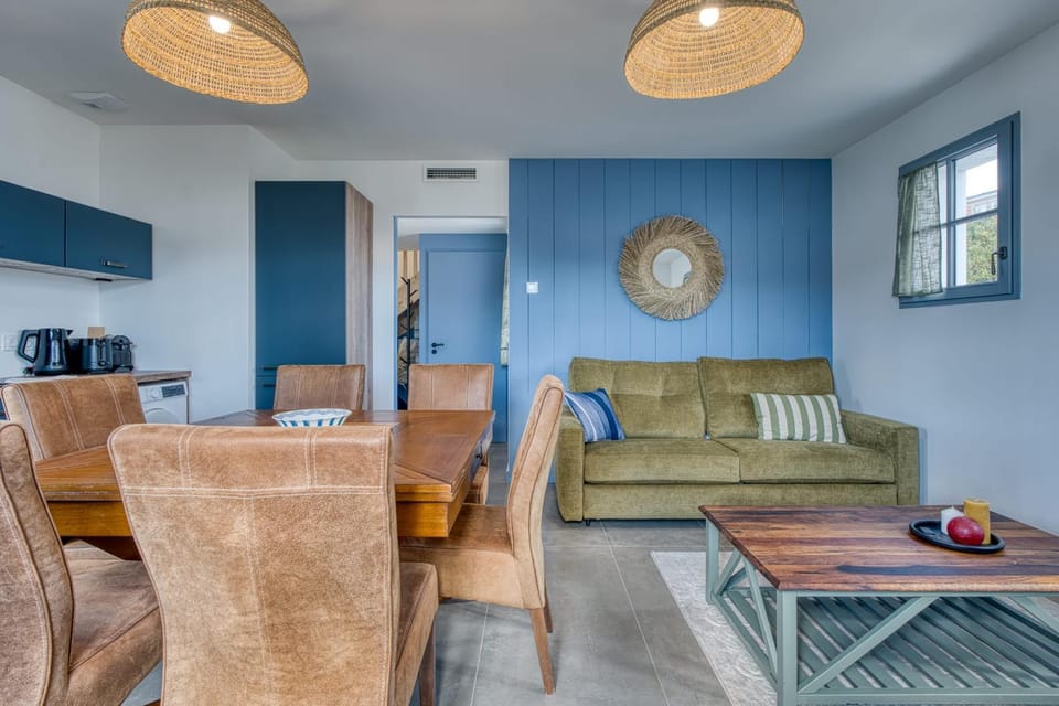 Coffee/tea facilities, Kitchen or kitchenette, Living room, Dining area