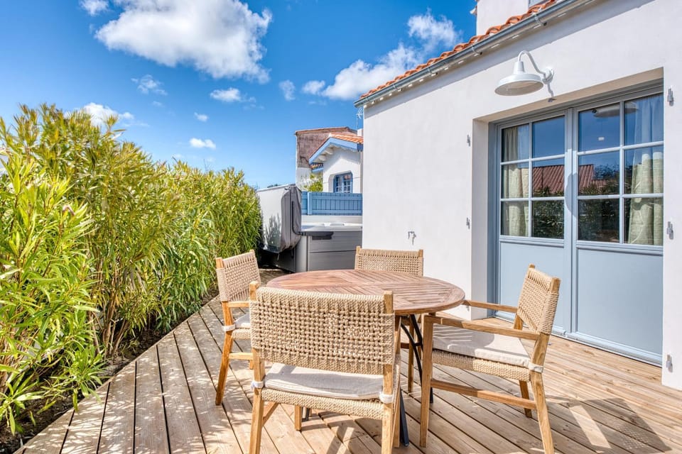 Patio, Spring, Day, Garden, View (from property/room), Balcony/Terrace, Dining area, Garden view