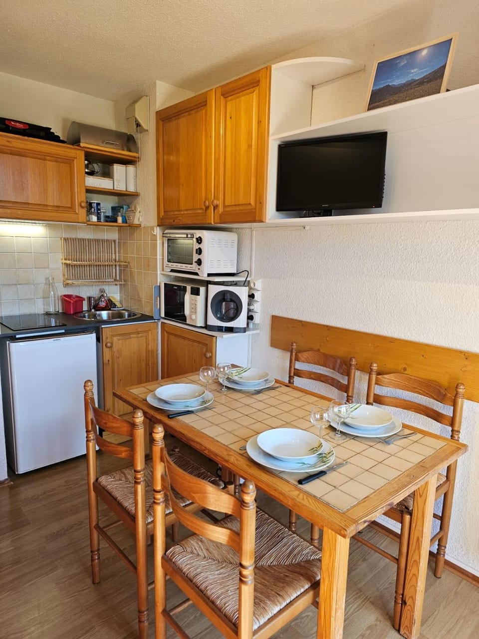 Communal lounge/ TV room, TV and multimedia, Kitchen or kitchenette, Living room, Dining area, dishwasher, oven, stove, toaster, kitchen