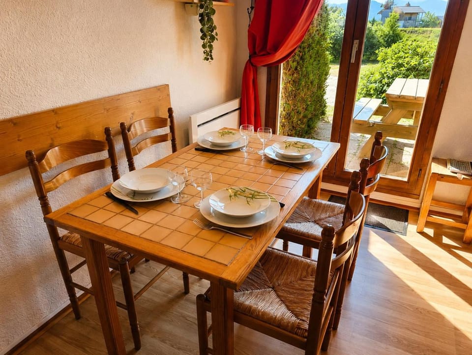 Patio, View (from property/room), Dining area, Mountain view, Meals