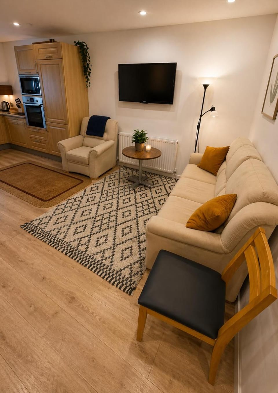 Communal lounge/ TV room, TV and multimedia, Living room, Seating area, Evening entertainment