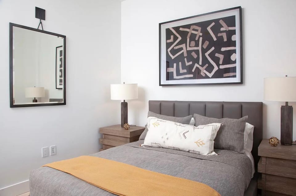 Bed, Living room, Photo of the whole room, Decorative detail, Seating area, Bedroom