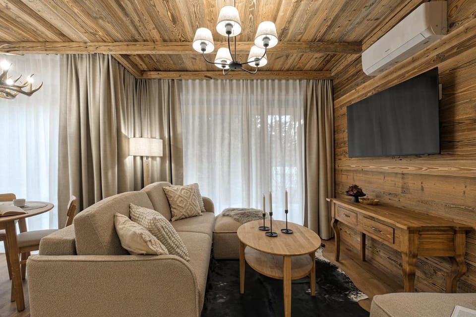Communal lounge/ TV room, TV and multimedia, Living room, Seating area, Evening entertainment, air conditioner