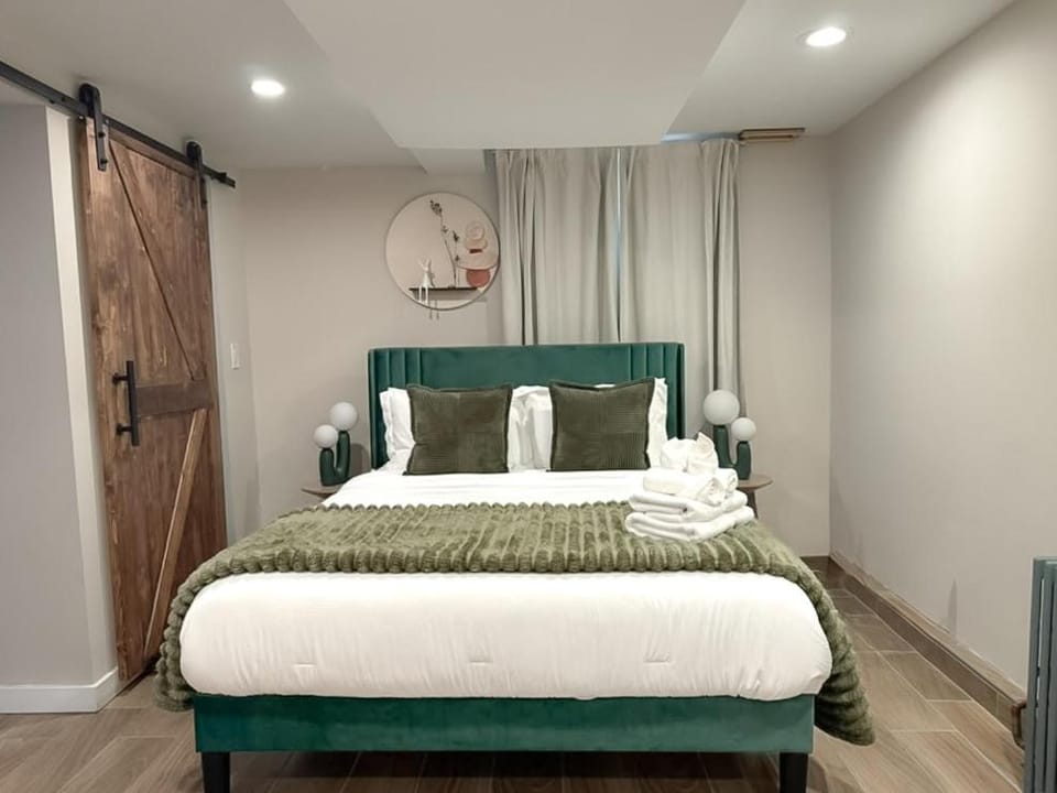 Studio Near Wrigley • Sleeps 4 • Games + Fireplace Apartment in Chicago