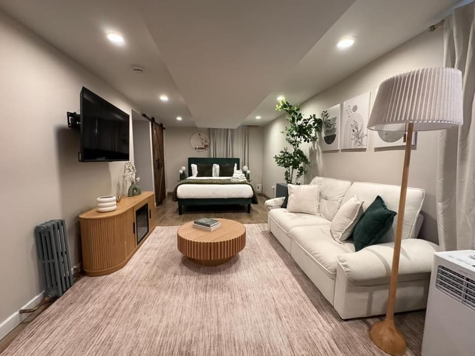 Studio Near Wrigley • Sleeps 4 • Games + Fireplace Apartment in Chicago