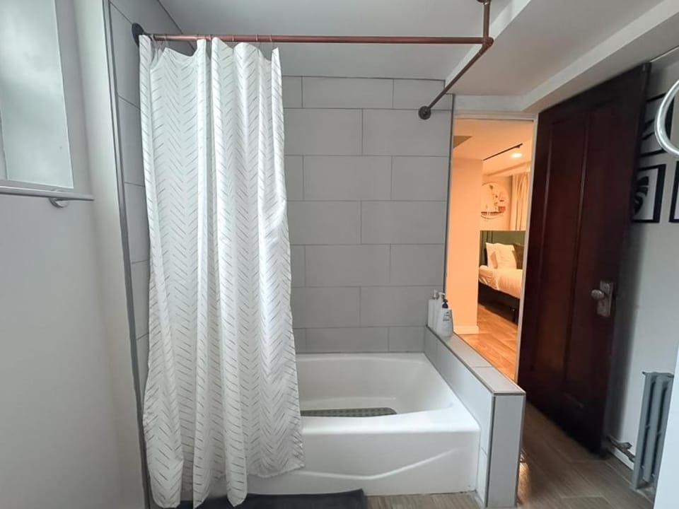 Studio Near Wrigley • Sleeps 4 • Games + Fireplace Apartment in Chicago