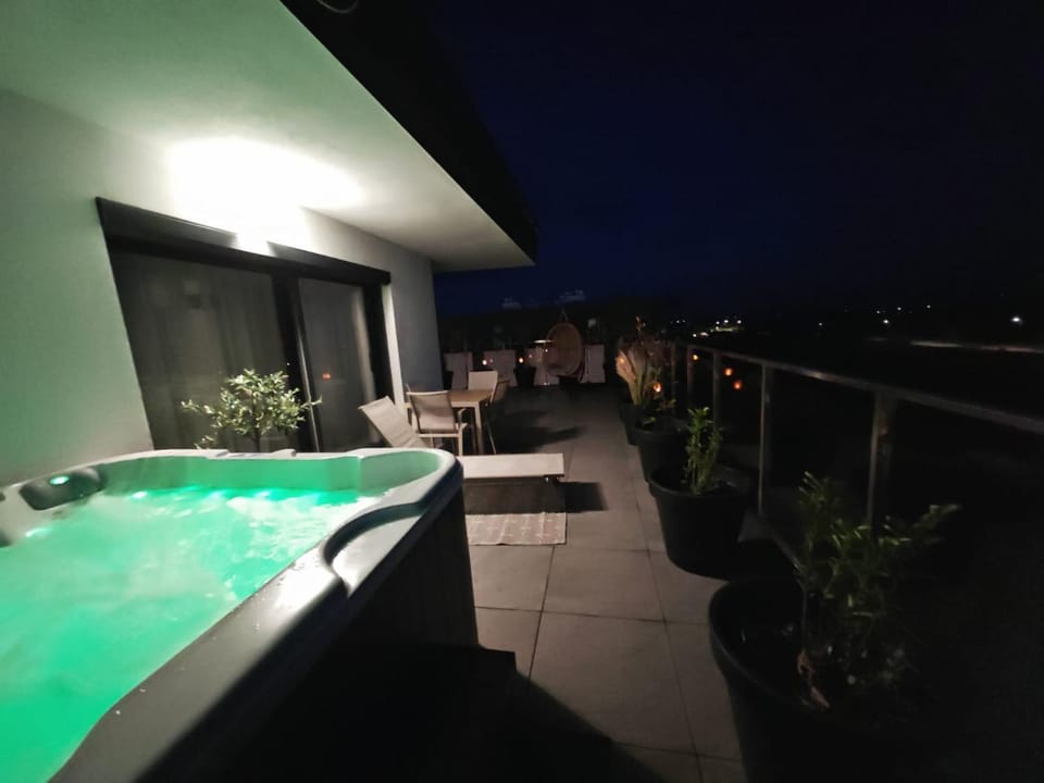 Property building, Balcony/Terrace, Swimming pool