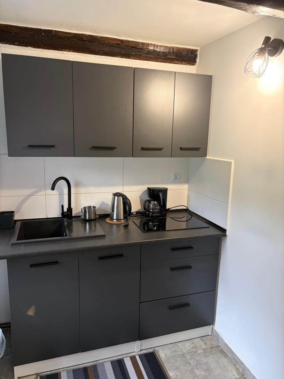 Coffee/tea facilities, Kitchen or kitchenette, stove