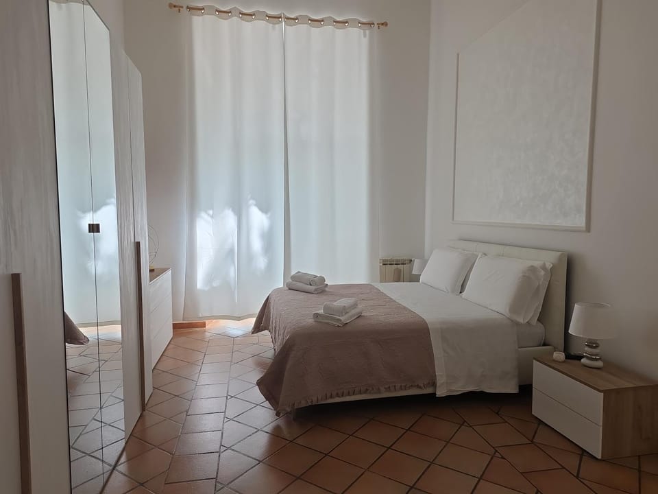 Photo of the whole room, Bedroom, wardrobe