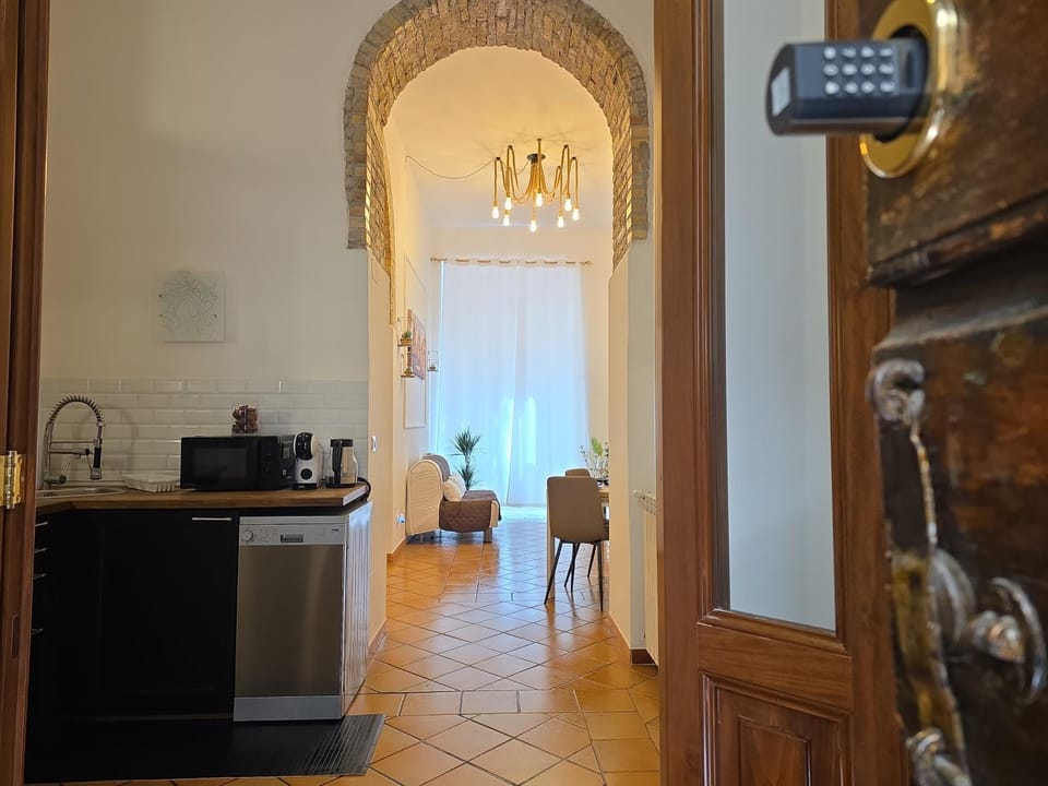 Kitchen or kitchenette, minibar, oven, stove
