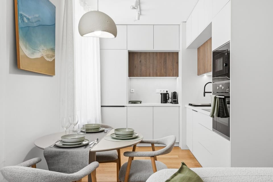 Coffee/tea facilities, Kitchen or kitchenette, Seating area, Dining area, dishwasher, microwave, oven, stove