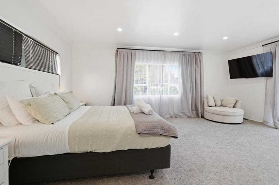 Elevated Escape for Biking, Golfing, Relaxing-swimming pool is only available for summer House in Rotorua
