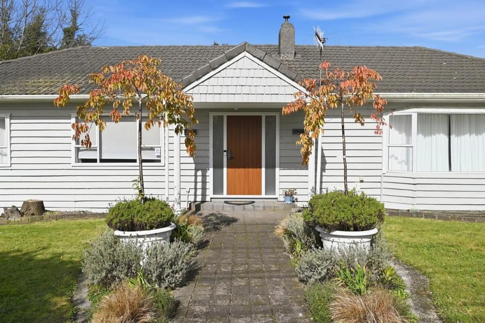 Elevated Escape for Biking, Golfing, Relaxing-swimming pool is only available for summer House in Rotorua