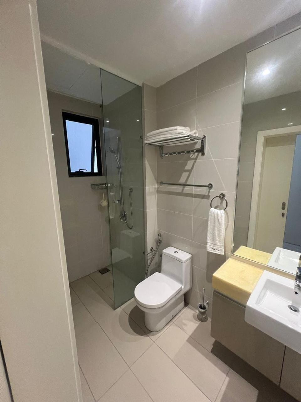 Shower, Toilet, Bathroom, bidet, towels