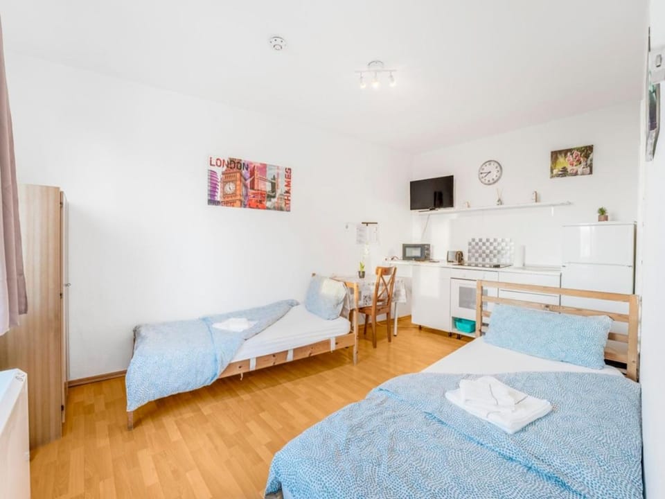 Bed, TV and multimedia, Bedroom