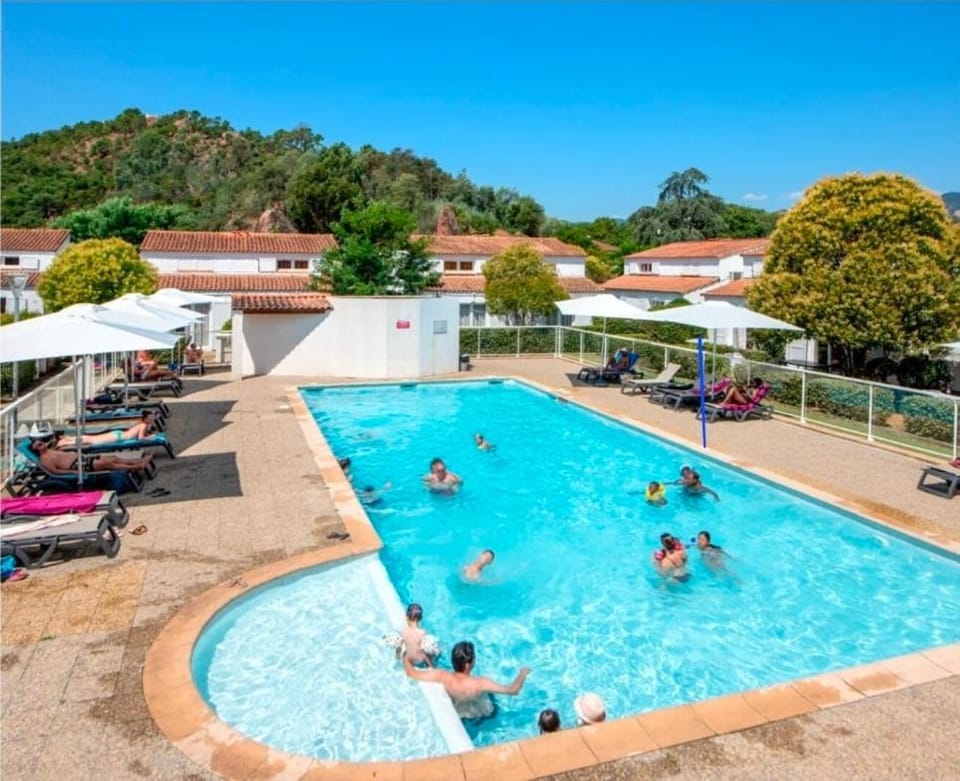 Swimming pool, sunbed