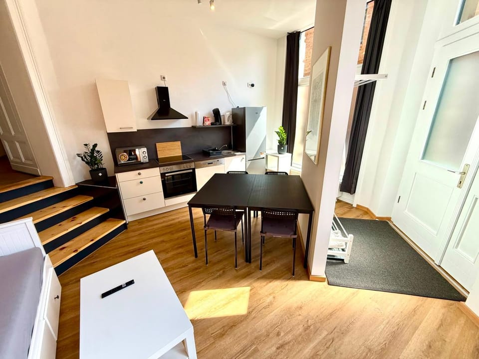 Kitchen or kitchenette, Living room, Seating area, Dining area, oven