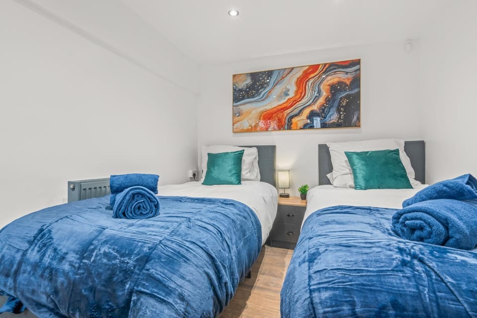 Contractors and Re-locators, Spacious 2 Bedroom Flat S10, Parking, Sleeps 5 Apartment in Sheffield