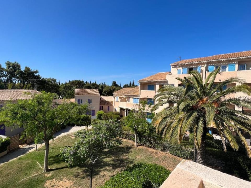 Appartement 4 couchages climatisé,piscine privée,proche centre ville et plages Apartment in La Londe-les-Maures